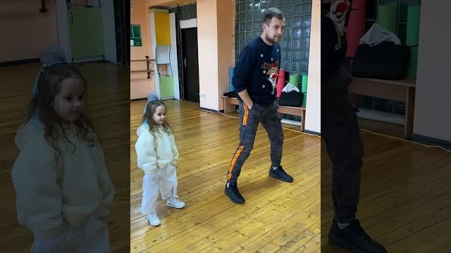Малышка 4 годика выучила танец за 2 минуты#legiondance Малышка 4 годика выучила танец за 2 минуты#legiondance