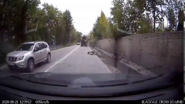 Момент наезда на велосипедиста в Перми Момент наезда на велосипедиста в Перми