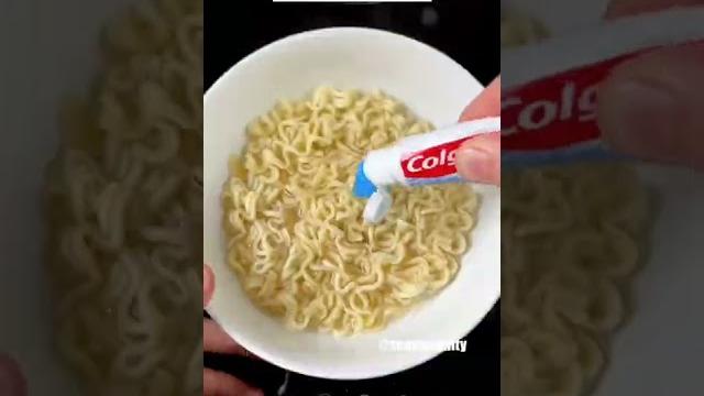 Wait for the noodles to change color! Wait for the noodles to change color!