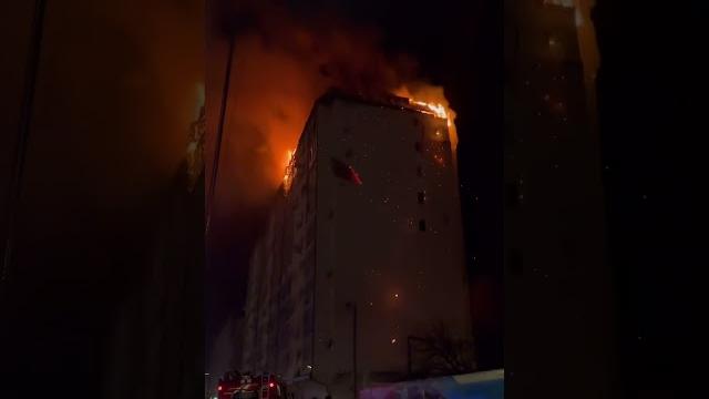 Трагедия в Анапе! Пожар! Обломки падают от горящей части крыши. Улица Объездная 2024 год Трагедия в Анапе! Пожар! Обломки падают от горящей части крыши. Улица Объездная 2024 год