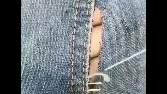 Как зашить дырку в джинсах #shorts Как зашить дырку в джинсах #shorts