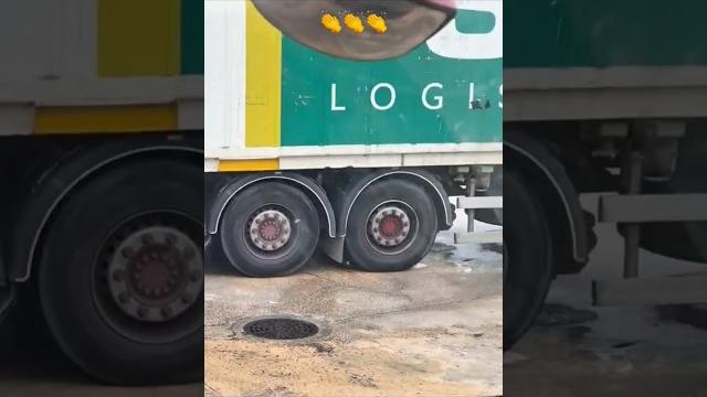 This Trucker HATES Axles! (Insane Maneuver) #truckdriver #lkw #camion #bigrig #fail #stupid This Trucker HATES Axles! (Insane Maneuver) #truckdriver #lkw #camion #bigrig #fail #stupid