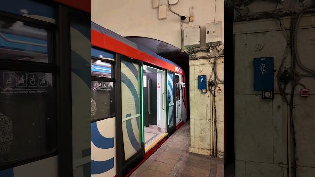 Новый поезд Москва 2024 не влезает на станции? #metro #moscow #russia #dmitryrogachev Новый поезд Москва 2024 не влезает на станции? #metro #moscow #russia #dmitryrogachev