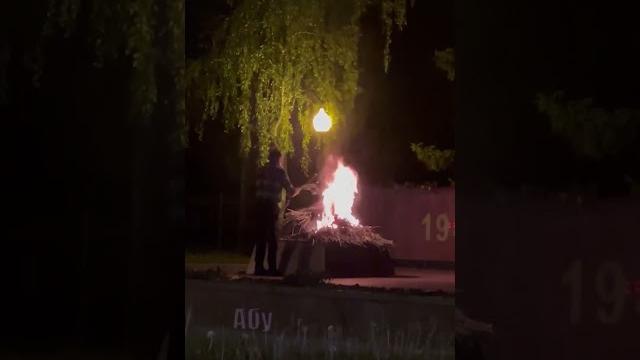 🟠Неизвестный потушил Вечный огонь на Памятнике воинской славы в Воронеже #воронеж #вечныйогонь 🟠Неизвестный потушил Вечный огонь на Памятнике воинской славы в Воронеже #воронеж #вечныйогонь