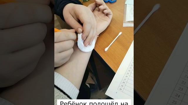 Ученик делает тату учителю в школе #shorts #школа #учитель Ученик делает тату учителю в школе #shorts #школа #учитель