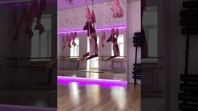 Легкий кувырок в гамаке #aeroyoga #stretching #yoga #aerostretching #flexible #hammock #shorts Легкий кувырок в гамаке #aeroyoga #stretching #yoga #aerostretching #flexible #hammock #shorts