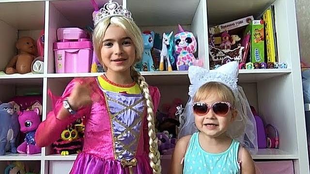 Алиса и Тея в костюмах весело играют с игрушками ! Алиса и Тея в костюмах весело играют с игрушками !