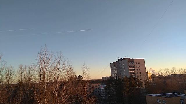 Стаями над городом летают самолеты Стаями над городом летают самолеты
