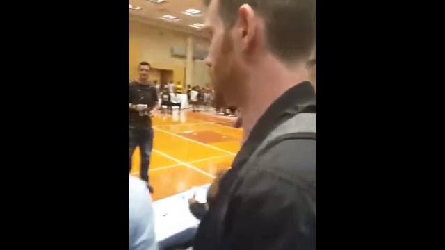 На Арнольда Шварценеггера напали в ЮАР (Arnold Schwarzenegger gets attacked in South Africa) На Арнольда Шварценеггера напали в ЮАР (Arnold Schwarzenegger gets attacked in South Africa)