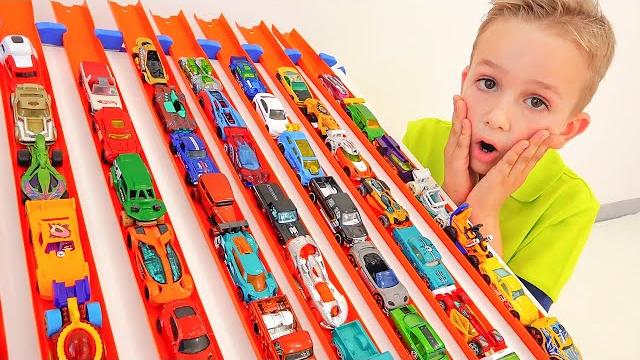 Ники играет с машинками и игровыми наборами Hot Wheels - видео с игрушечными машинками Ники играет с машинками и игровыми наборами Hot Wheels - видео с игрушечными машинками