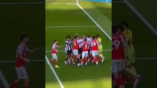 Arsenal And Newcastle Fight Crazily physical Arsenal And Newcastle Fight Crazily physical
