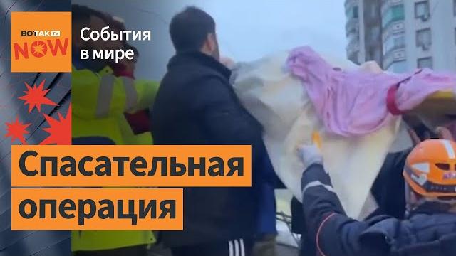 Людей спасают из-под завалов в Турции Людей спасают из-под завалов в Турции
