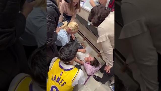 Ребенку СТАЛО ПЛОХО на концерте ХАБИБА! Ребенку СТАЛО ПЛОХО на концерте ХАБИБА!