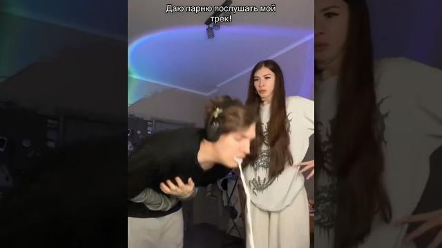 Лиза Мели дала своему парню Лиза Мели дала своему парню