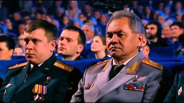 Весь зал поднялся под песню 'От героев былых времен' Весь зал поднялся под песню 'От героев былых времен'