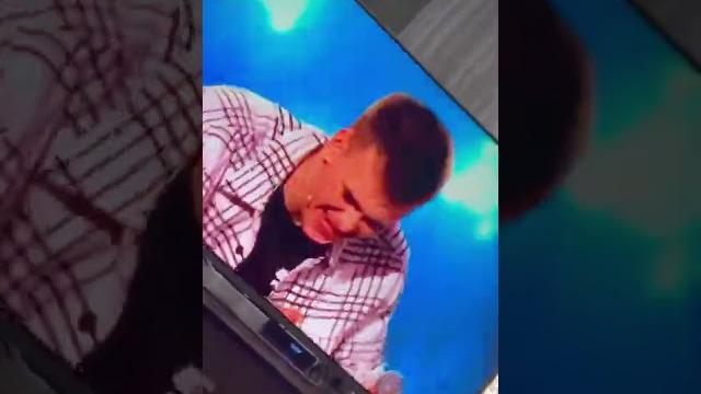 А музыка играет громко А музыка играет громко
