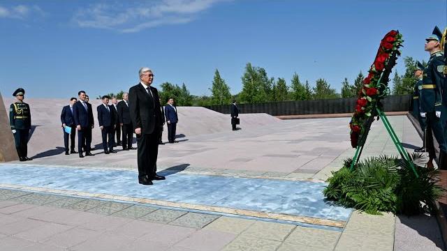 Токаев возложил цветы к мемориалу «АЛЖИР» Токаев возложил цветы к мемориалу «АЛЖИР»