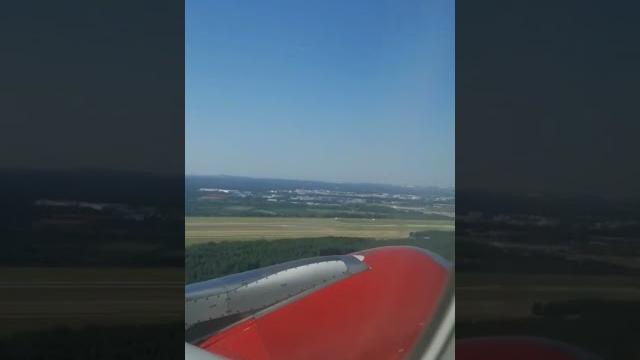 Вид из иллюминатора самолета. Взлет самолета Вид из иллюминатора самолета. Взлет самолета
