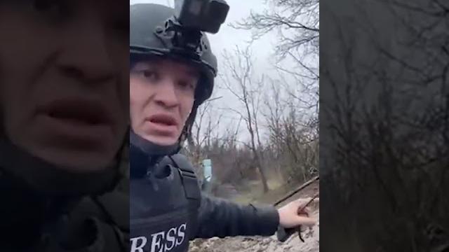 Под непрекращающимся дождем и огнем близкого боя корреспондент «Известий» Семён Ерёмин помогал Под непрекращающимся дождем и огнем близкого боя корреспондент «Известий» Семён Ерёмин помогал