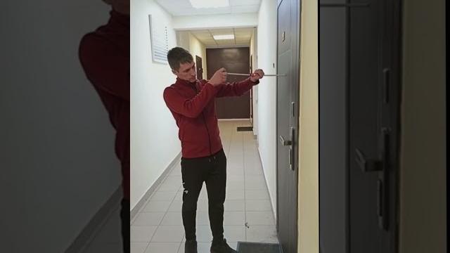 Открыл дверь через глазок Открыл дверь через глазок