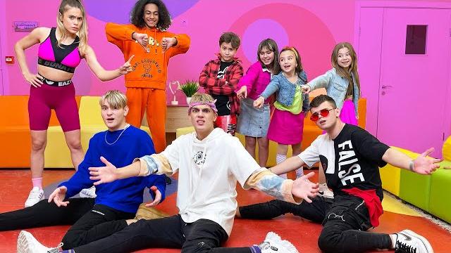 АМИНА ПРИВЕЛА НОВЕНЬКУЮ В КАМПУС! ПЛОХИЕ ПАРНИ ВСЕХ ДОСТАЛИ!!! УЧИЛКА ЙОГИ НАКАЗАЛА ВСЕХ! АМИНА ПРИВЕЛА НОВЕНЬКУЮ В КАМПУС! ПЛОХИЕ ПАРНИ ВСЕХ ДОСТАЛИ!!! УЧИЛКА ЙОГИ НАКАЗАЛА ВСЕХ!
