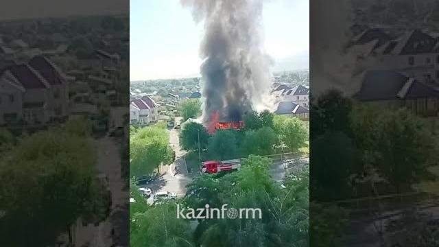 Двухэтажное кафе загорелось в Алматы Двухэтажное кафе загорелось в Алматы