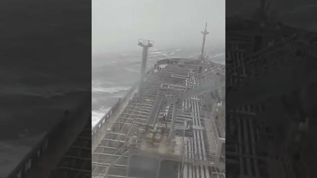 Танкер в шторм уникальное видео. так бывает в урвган шторм на море. посмотрите. супер видос Танкер в шторм уникальное видео. так бывает в урвган шторм на море. посмотрите. супер видос