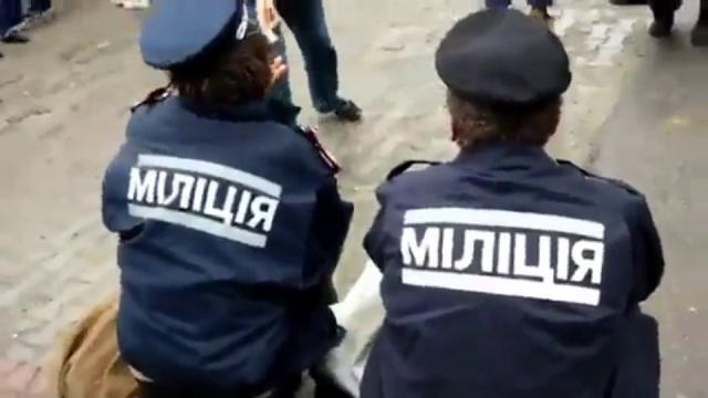 бомжи в форме полиции ходят по украине бомжи в форме полиции ходят по украине