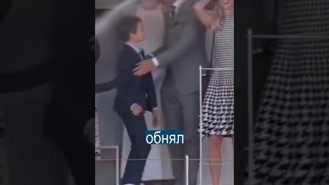 Мальчик из королевской семьи пытается попробовать шампанское Мальчик из королевской семьи пытается попробовать шампанское