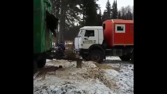 Медведь напал на лесников убил троих., одна женщина.Жесть. Медведь напал на лесников убил троих., одна женщина.Жесть.