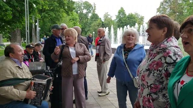 250622 песня От того ль эта боль Ветка сорвана завяла ель парк ПКиО город Орёл Жители г Орла поют 250622 песня От того ль эта боль Ветка сорвана завяла ель парк ПКиО город Орёл Жители г Орла поют