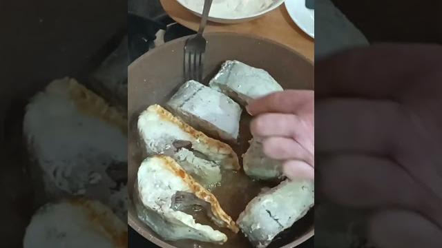 Оставьте специи к рыбе в магазине. Жареный минтай с луком на сковороде это бесподобно вкусно. #еда Оставьте специи к рыбе в магазине. Жареный минтай с луком на сковороде это бесподобно вкусно. #еда