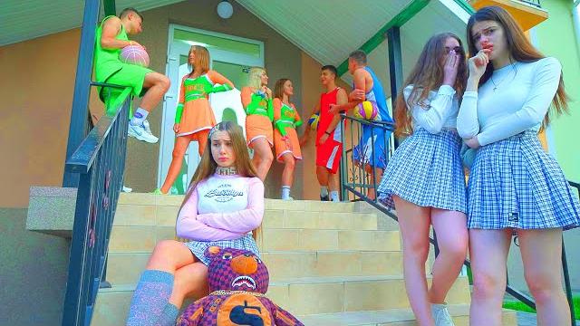 ЧЕРЛИДЕРШИ BUNNY ТЕРЯЮТ СВОЮ ПОПУЛЯРНОСТЬ В ШКОЛЕ!!! ДИАНА ДУМАЕТ ПЛАН КАК СПАСАТЬ СИТУАЦИЮ!!! ЧЕРЛИДЕРШИ BUNNY ТЕРЯЮТ СВОЮ ПОПУЛЯРНОСТЬ В ШКОЛЕ!!! ДИАНА ДУМАЕТ ПЛАН КАК СПАСАТЬ СИТУАЦИЮ!!!