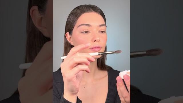 Как наносить хайлайтер для эффектных фото и видео? Как наносить хайлайтер для эффектных фото и видео?