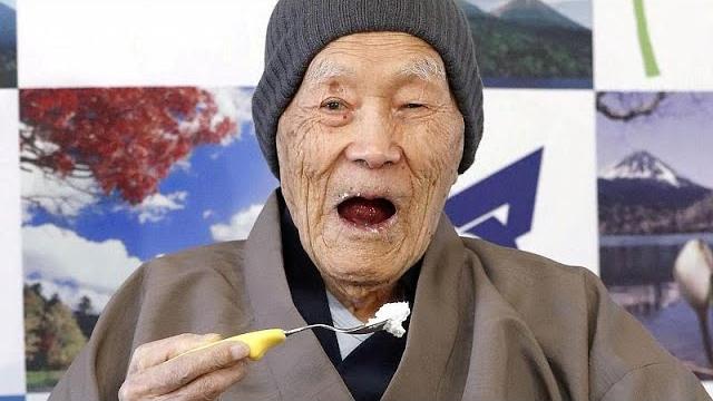 В Японии умер самый старый в мире мужчина В Японии умер самый старый в мире мужчина