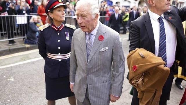 В короля Карла III летели яйца В короля Карла III летели яйца