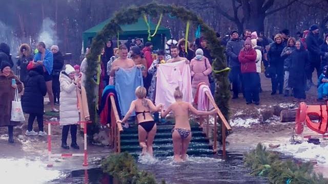 Open water swimming Epiphany bathing in Ukraine Ice swimming in winterthing 2024 swimming girl Open water swimming Epiphany bathing in Ukraine Ice swimming in winterthing 2024 swimming girl