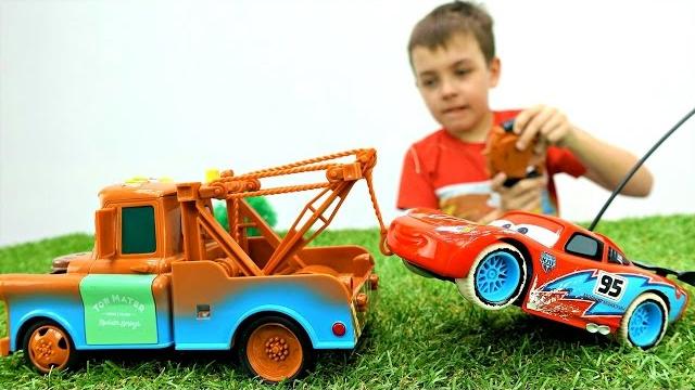 Видео про машинки из мультфильма Тачки: Мэтр и молния Маквин в замке! Игрушки и игры в машинки Видео про машинки из мультфильма Тачки: Мэтр и молния Маквин в замке! Игрушки и игры в машинки
