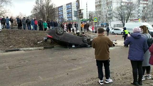 Пожарные переворачивают машину после ДТП Пожарные переворачивают машину после ДТП