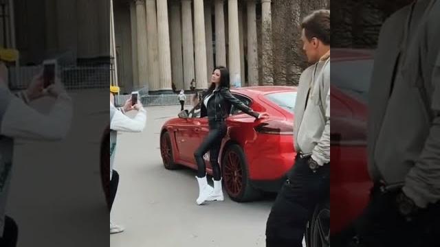 Когда делаешь фото не возле своего авто,но при этом строишь из себя королеву #королева#девушка#авто Когда делаешь фото не возле своего авто,но при этом строишь из себя королеву #королева#девушка#авто