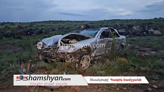 Արագածոտնում «Mercedes»-ը բախվել է բետոնե սյանը, քարերին և հայտնվել դաշտում․ կան վիրավորներ Արագածոտնում «Mercedes»-ը բախվել է բետոնե սյանը, քարերին և հայտնվել դաշտում․ կան վիրավորներ
