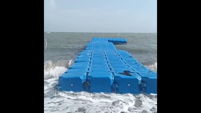 Понтон на воде Понтон на воде