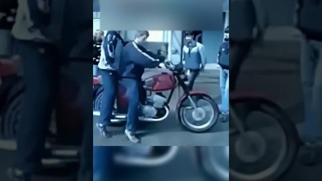 Он сочно развинтил мотоцикл Он сочно развинтил мотоцикл