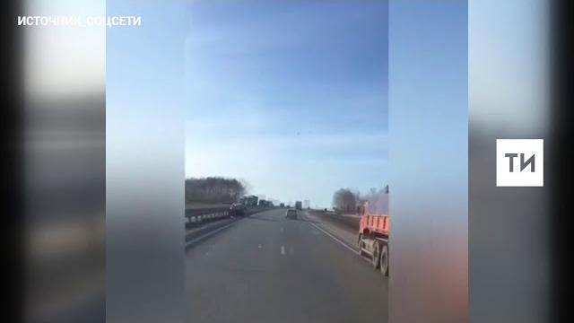!На видео попала серьезная авария с участием «КАМАЗа» и легковушки на трассе М7 под Казанью !На видео попала серьезная авария с участием «КАМАЗа» и легковушки на трассе М7 под Казанью