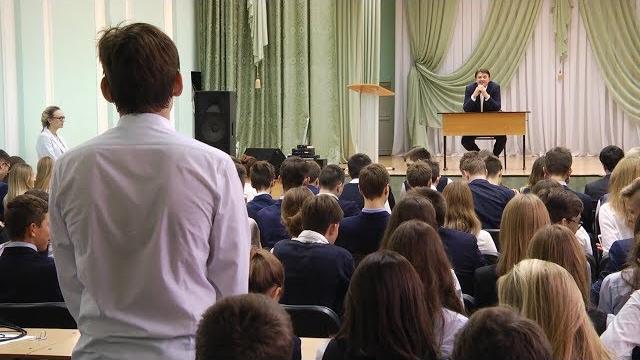 Денис Матросов встретился со школьниками Денис Матросов встретился со школьниками