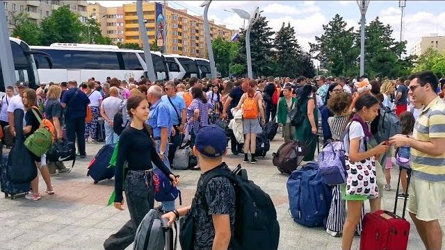 МАРИУПОЛЬ Наконец-то! Встречают из других городов Полная площадь жителейЖизнь города Сегодня МАРИУПОЛЬ Наконец-то! Встречают из других городов Полная площадь жителейЖизнь города Сегодня
